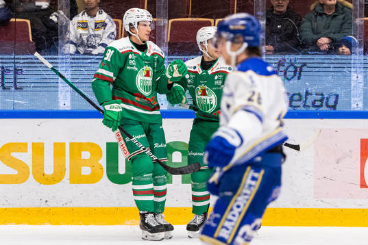 Rögles Adam Tambellini jublar med Leon Bristedt