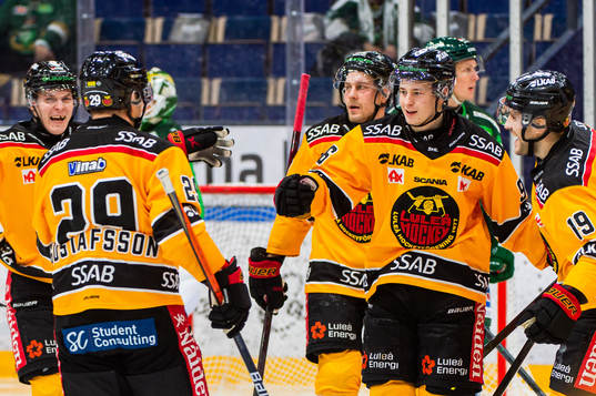 Luleås Pontus Andreasson jublar med lagkamrater