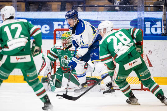 Leksands Carter Ashton framför Rögles målvakt