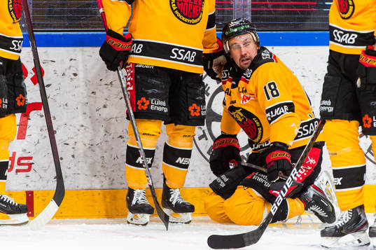 Luleås Sami Lepistö sitter på knä