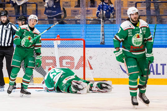 Rögles Samuel Jonsson och målvakt Christoffer Rifalk