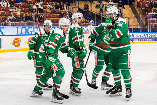 Rögles Oskar Stål Lyrenäs jublar med lagkamrater