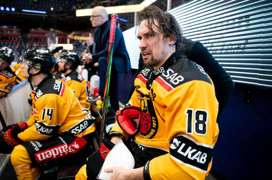 Luleås Sami Lepistö med en ispåse i båset