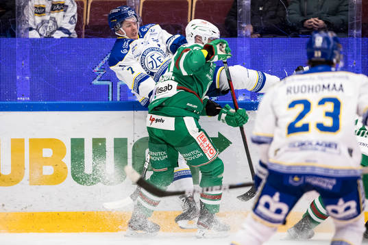 Leksands Ben Thomas tacklas av Rögles Ludvig Larsson