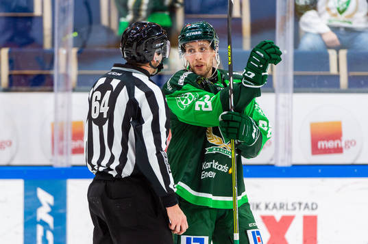 Linjedomare Andreas Malmqvist diskuterar med Färjestads