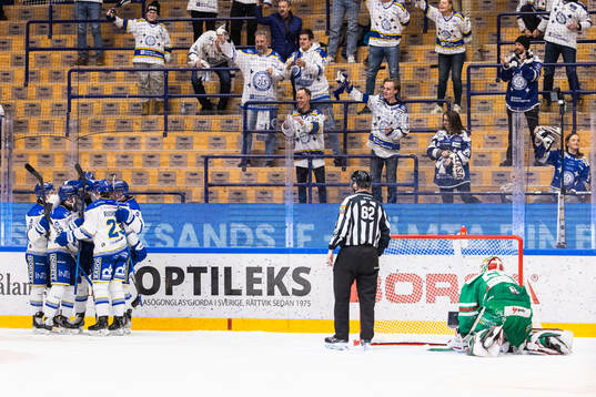 Leksands Ashton Carter jublar med lagkamrater