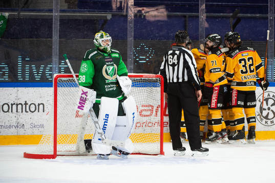 Färjestads målvakt Dominik Furch deppar