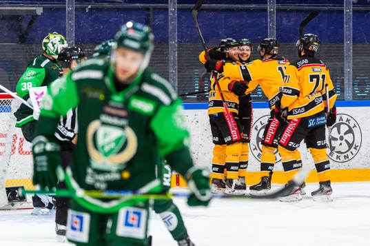 Luleås Einar Emanuelsson jublar med lagkamrater