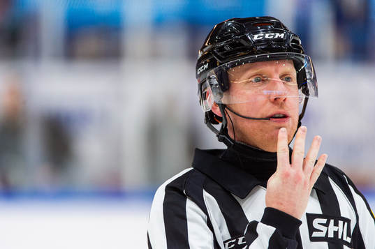 Domare Mikael Holm visar upp fyra fingrar