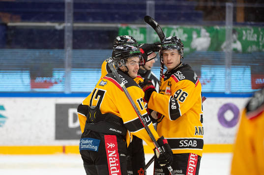 Luleås Isac Brännström och Pontus Andreasson jublar