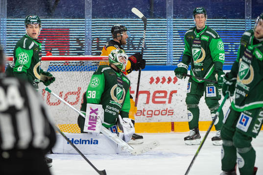 Luleås Linus Omark jublar och Färjestads Anton Berglund,