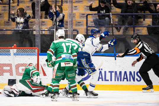 Leksands Nils Åman jubelmefyer 1-0 av Leksands Oskar Lang
