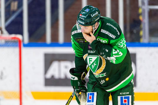 Färjestads Pontus Widerström tar sig mot munnen