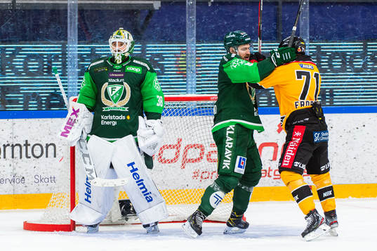 Färjestads målvakt Dominik Furch bredvid Mikael Wikstrand