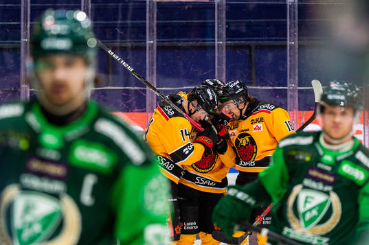 Luleås Jonas Berglund jublar med lagkamrater