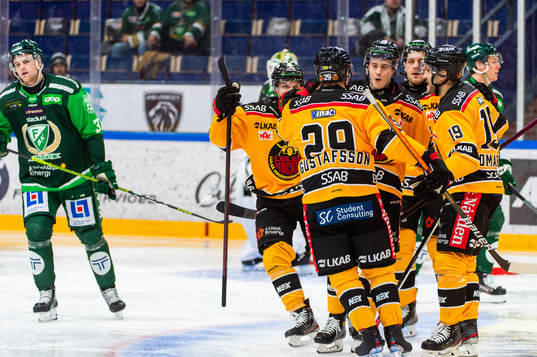 Luleås Pontus Andreasson jublar med lagkamrater
