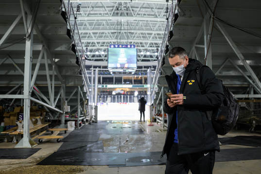 Head coach Tomas Montén of Sweden leaves the arena