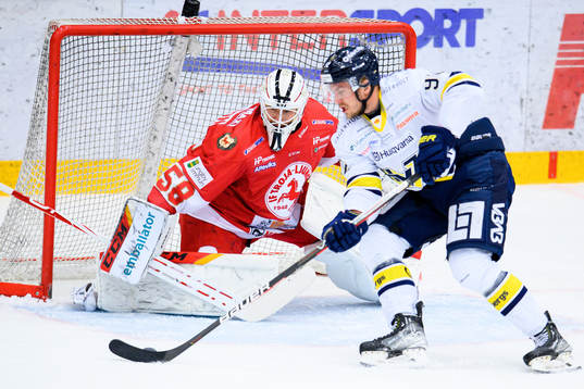 s Pontus Netterberg och Troja-Ljungbys målvakt Antons