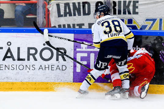 s Nichlas Torp tacklar Troja/Ljungbys Joakim Hillding