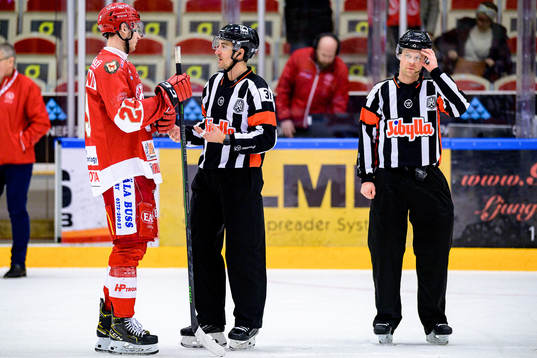 Troja/Ljungbys Eric Engstrand pratar med Domare Kristoffer