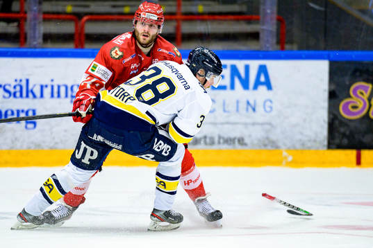 s Nichlas Torp tappar klubban