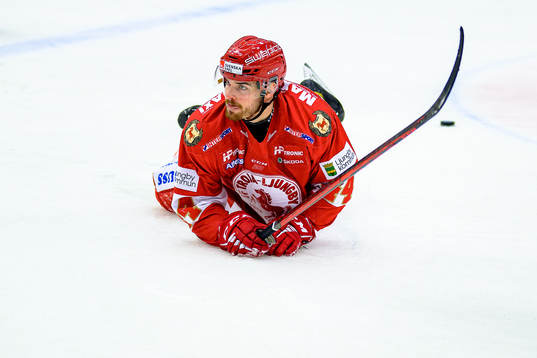 Troja/Ljungbys Arvid Degerstedt faller