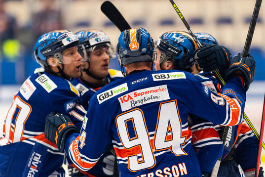 Växjös Joel Persson jublar med lagkamrater