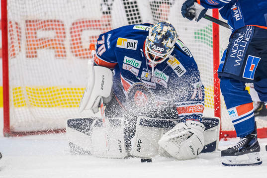 Växjös målvakt Adam Åhman  räddar