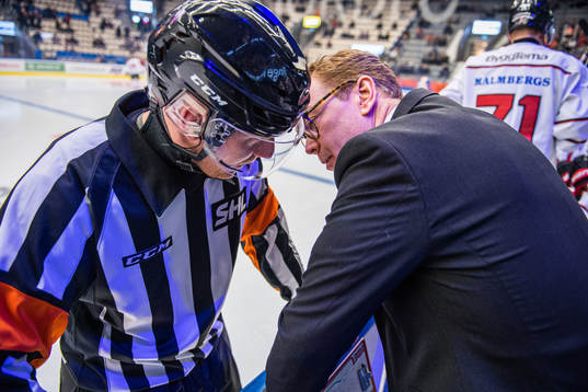 Örebros tränare Niklas Eriksson  i diskussion med domare