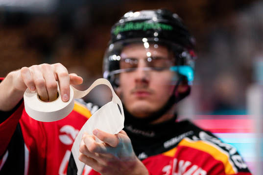 Luleås Isac Brännström tejpar klubban