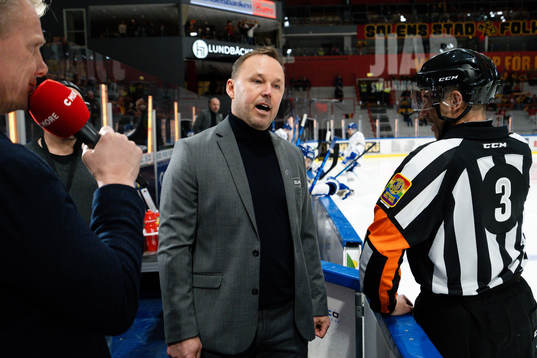 Leksands assisterande tränare Mikael Karlberg  pratar med