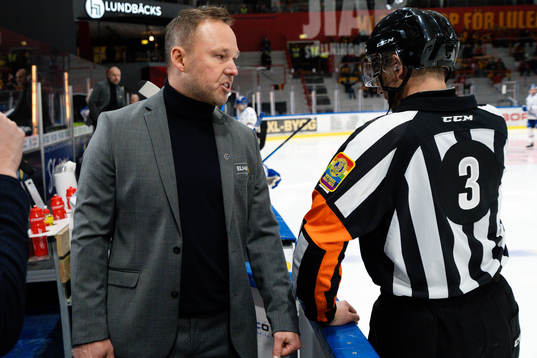 Leksands assisterande tränare Mikael Karlberg  pratar med