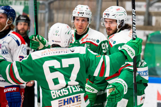 Rögles Dennis Everberg jublar med Adam Tambellini och Leon