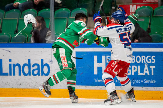 Rögles Ludvig Larsson tacklas av Oskarshamns David