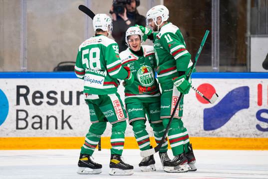 Rögles Mattias Sjögren (h) jublar med Ryan McKiernan och
