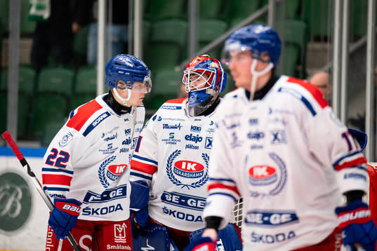 Oskarshamns John Dahlström och målvakt Tim Juel deppar