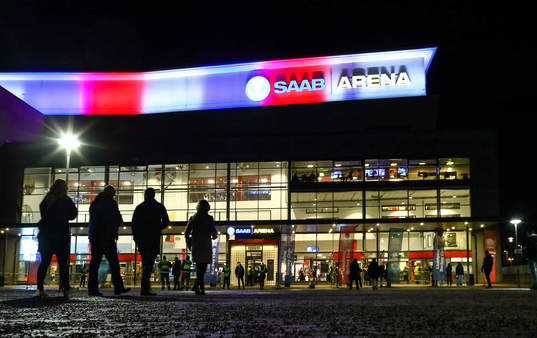Besökare på väg mot vaccinationskontrollen vid SAAB Arena