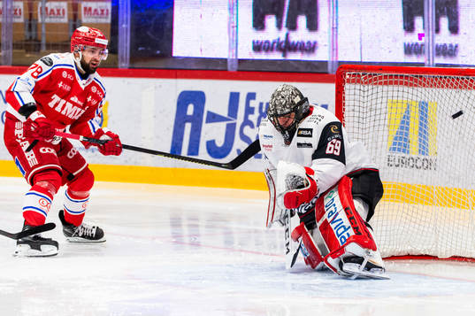 Timrås Robin Hanzl gör 1-1 bakom Malmö Redhawks målvakt