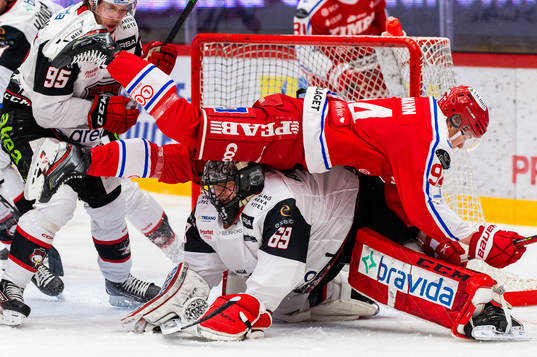 Timrås Sebastian Hartmann faller över Malmö Redhawks