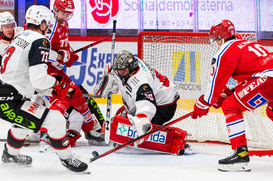 Timrås Robin Alvarez framför Malmö Redhawks målvakt