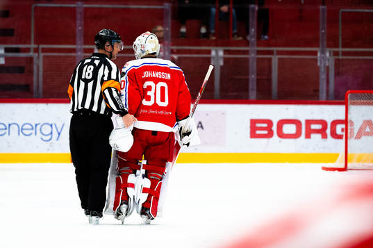 Timrås målvakt Jacob Johansson byts in
