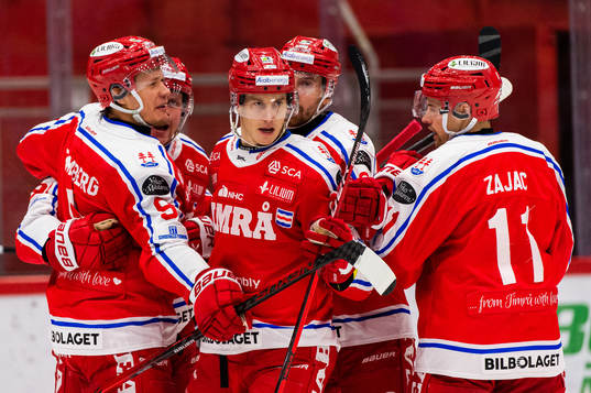 Timrås Robin Alvarez (m) jublar med lagkamrater