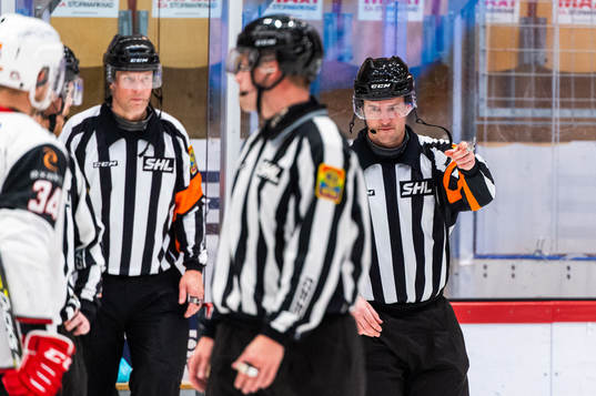Domare Johan Nordlöf dömer mål 4-5-reducering