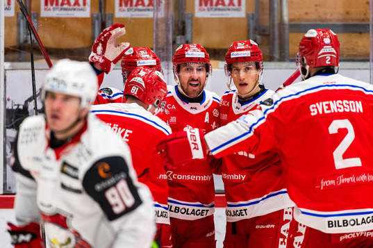 Timrås Filip Westerlund jublar med lagkamrater