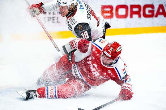 Malmö Redhawks Marcus Sylvegård och Timrås Joey LaLeggia