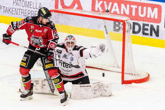 Bodens Robin Höglund gör 1-1 bakom Piteås målvakt Adam