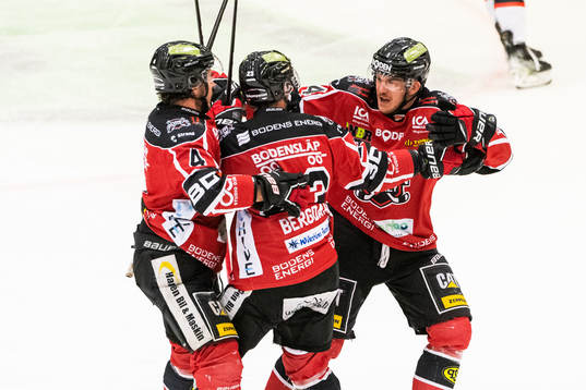 Bodens Robin Höglund (h) jublar med lagkamrater