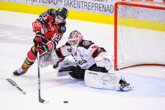 Bodens Robin Höglund och Piteås målvakt John Westermark