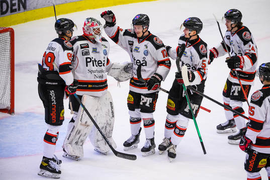 Piteås målvakt John Westermark och Linus Lundberg jublar