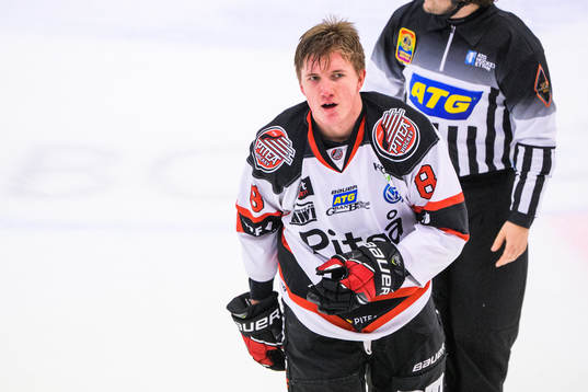 Piteås Albin Thyni Johansson lämnar isen